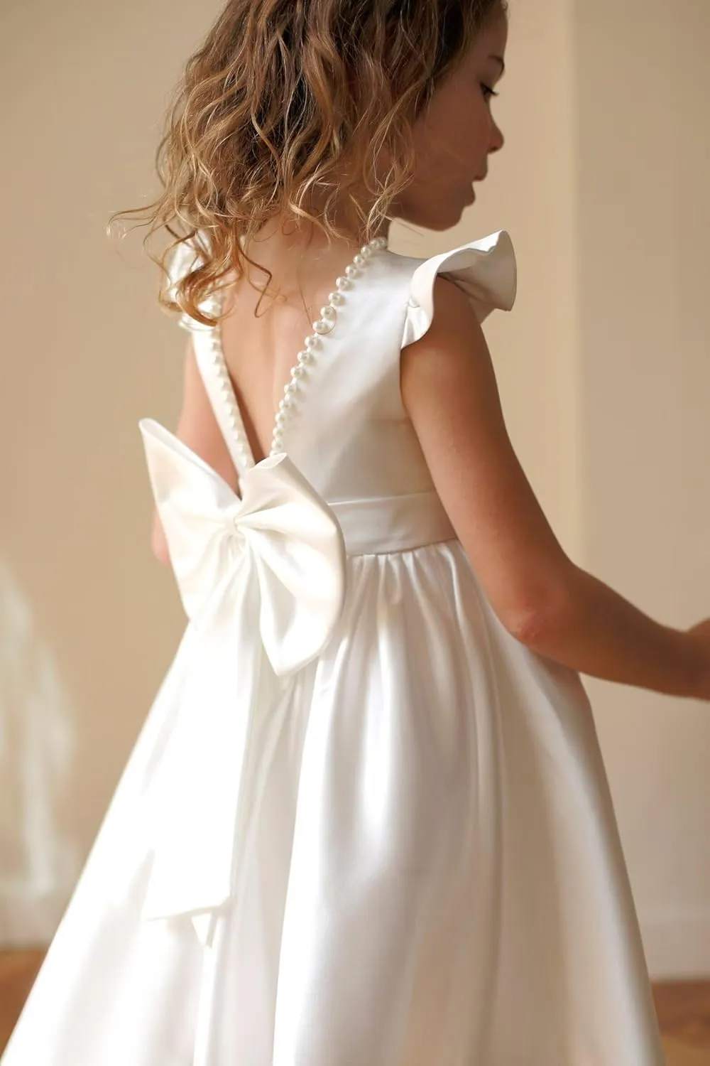 V-Back Satin Flower Girl Dress Girls Pretty Pageant for Wedding Guest First Communion Gown with Bowknot